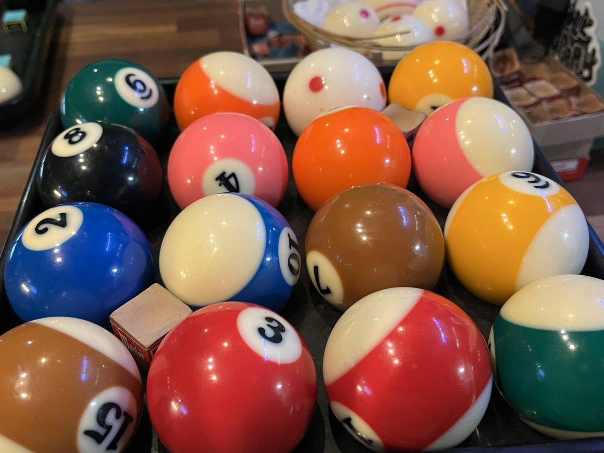 Biljardbollar på nära håll i Snookerhallen.